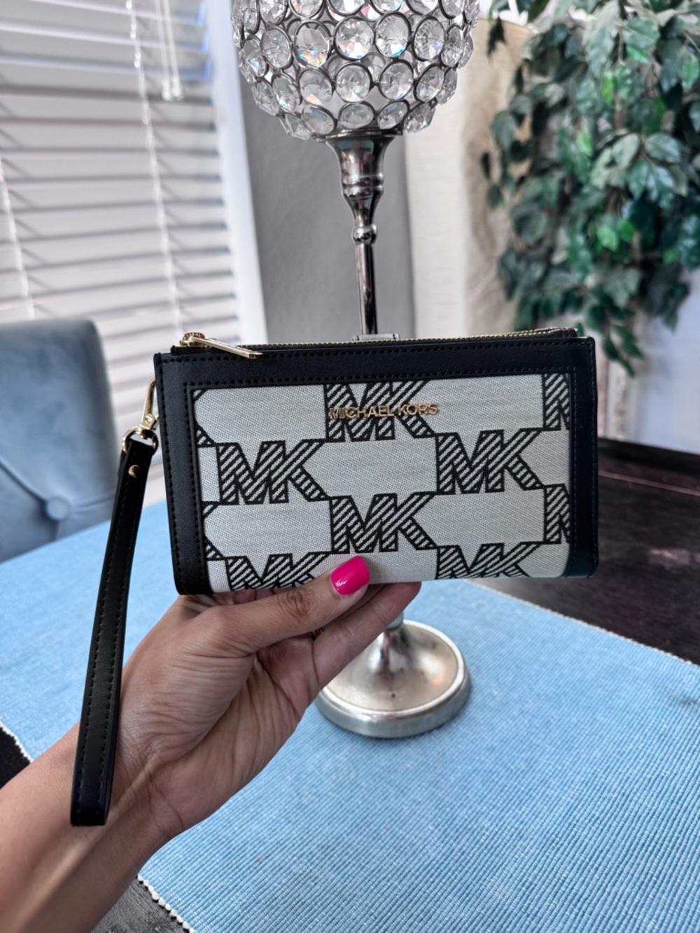 MICHAEL KORS Monogram Wristlet - Black & White